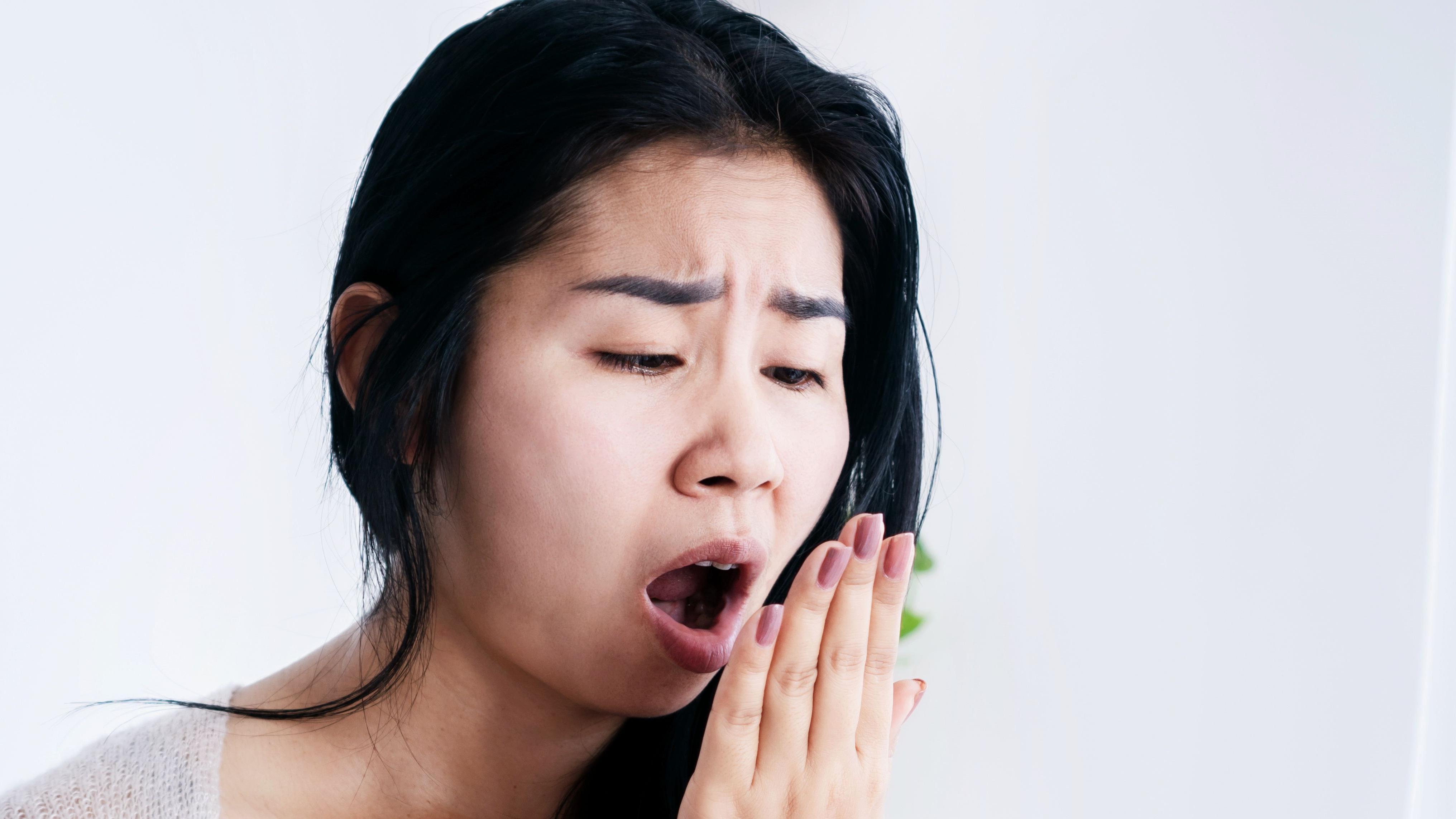 Kako se rešiti neprijatnog zadaha iz usta 1 žena proverava zadah