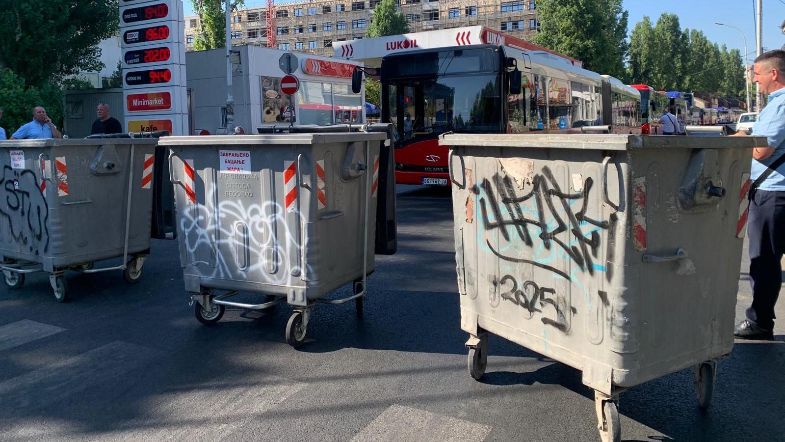 'Sve da stane': Privođenja zbog mobilnih blokada u gradovima širom Srbije 9 Kontejneri na ulici