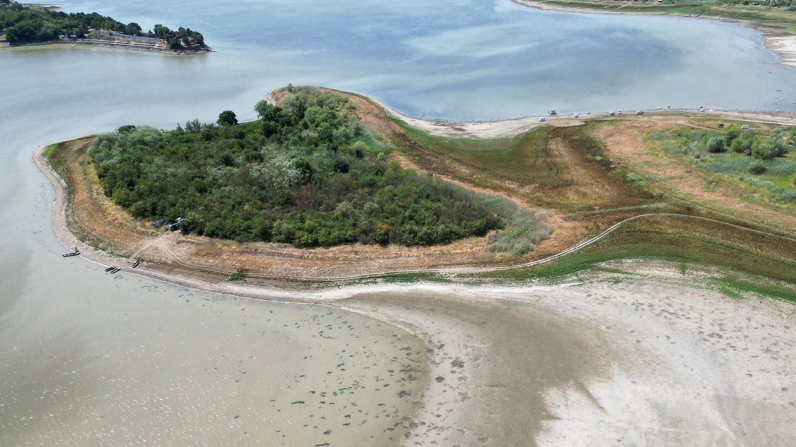 Kad vrućina uzme danak: Presušilo 'Šumadijsko more' 1 Jezero Gruža gotovo bez vode