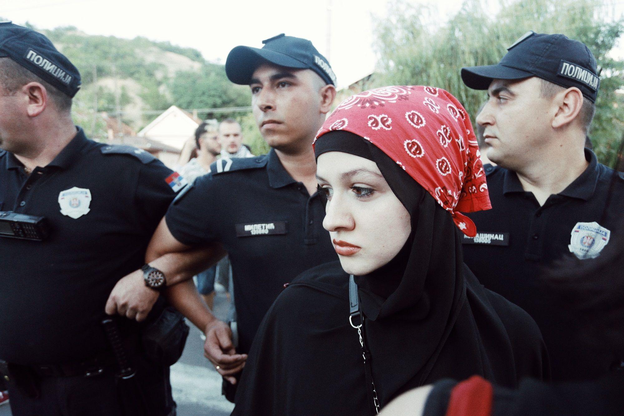 Blokade u Novom Pazaru kroz fotografije 4 Devojka ispred kordona policije