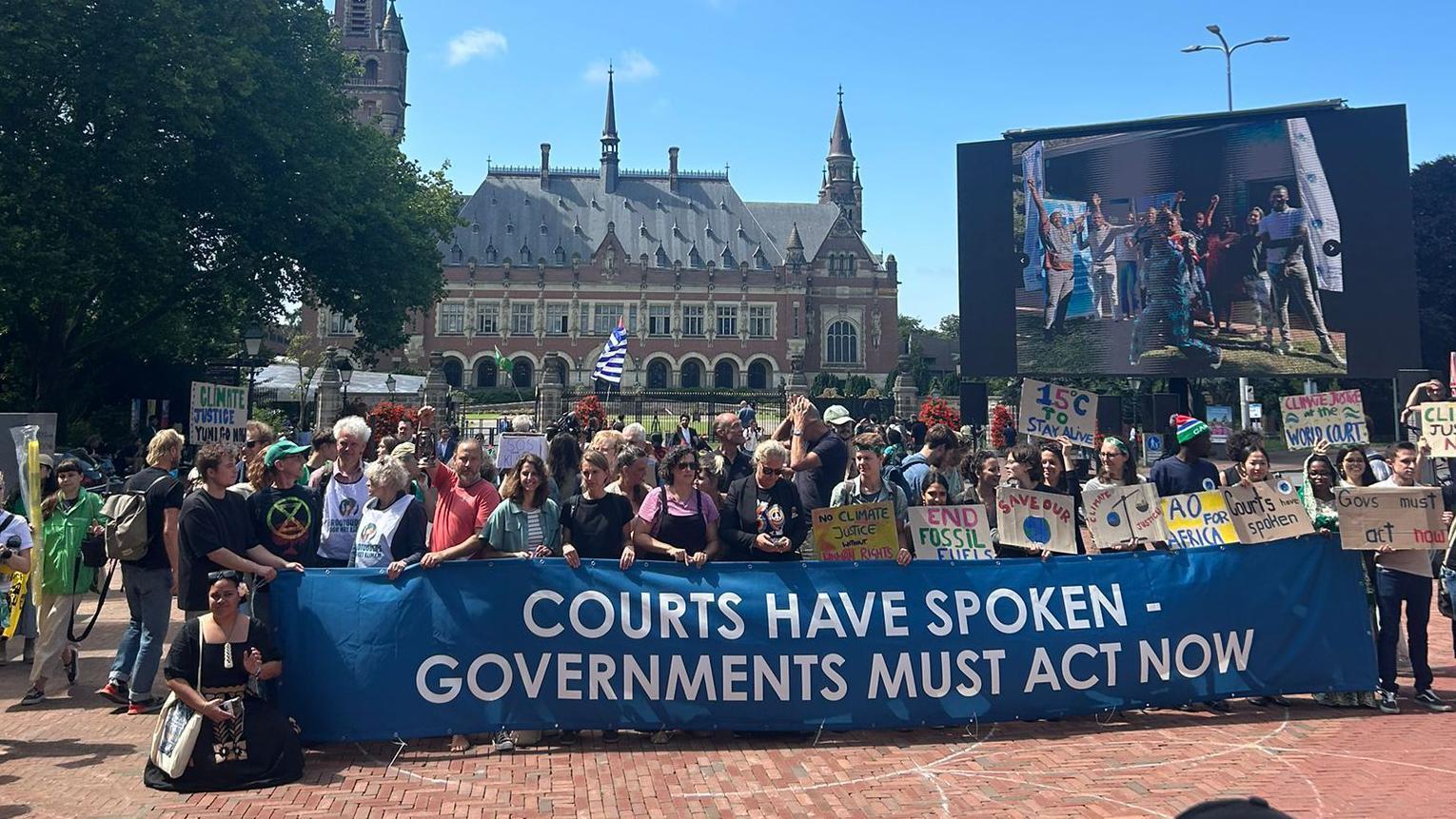 Države će moći međusobno da se tuže zbog klimatskih promena, odlučio haški sud 2 Aktivisti za zaštitu životne sredine uoči izricanje presude Međunarodnog suda pravde u Hagu