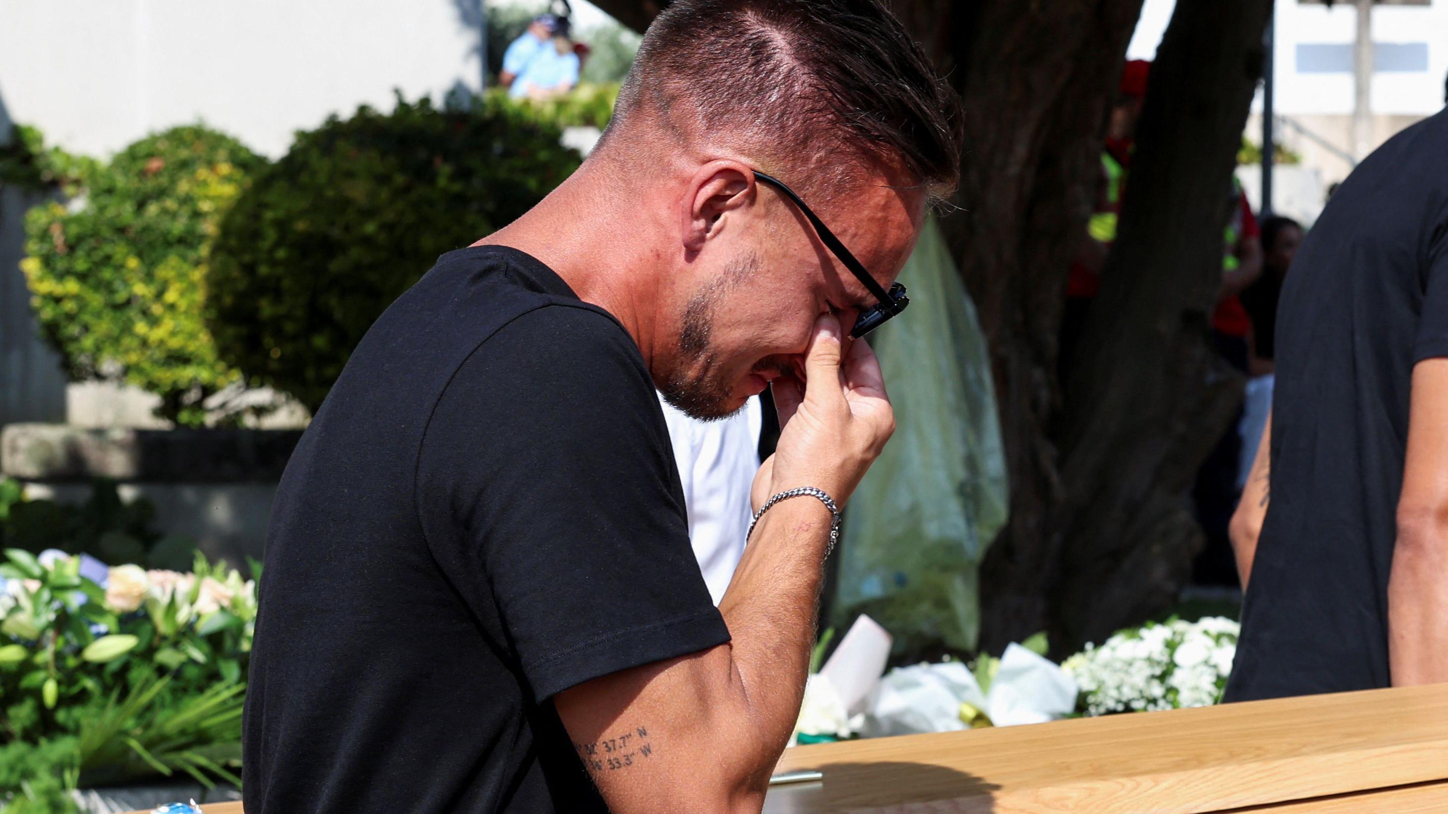 Sahranjen napadač Liverpula Diogo Žota, koji je poginuo u saobraćajnoj nesreći 3 Muškarac plače