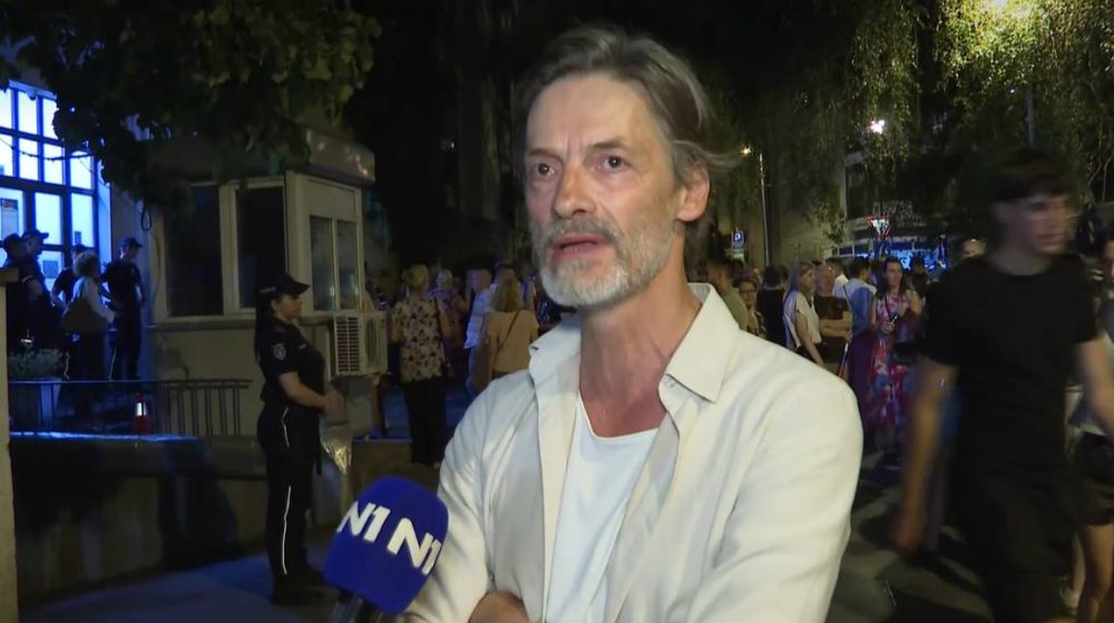Organizovani skupovi ispred policijskih stanica u Beogradu zbog privođenja maloletnika, među kojima je i sin glumca Gorana Šušljika 1