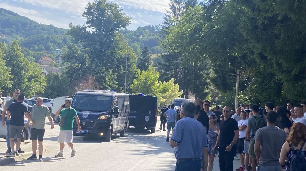 Incident na ponovljenim izborima u Kosjeriću, na licu mesta i Gagi Jovanović (VIDEO/FOTO) 1