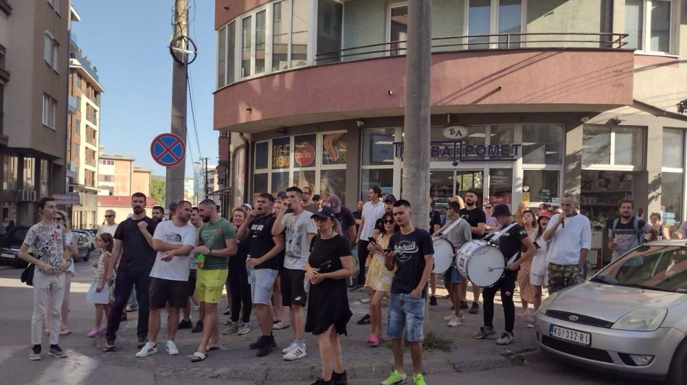 Skup podrške privedenom kragujevačkom maturantu Lazaru Klačaru ispred policijske stanice 1