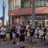 Skup podrške privedenom kragujevačkom maturantu Lazaru Klačaru ispred policijske stanice 1