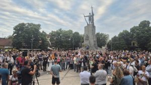 U Kraljevu je na Trgu srpskih ratnika održan protest.