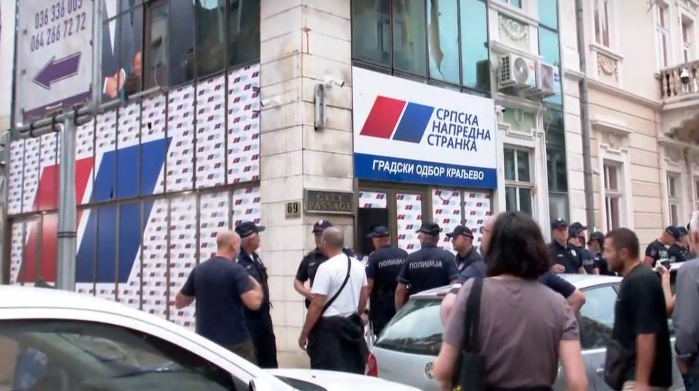 Članovi SNS-a topovskim udarima, šmrkovima i jajima na građane i policiju ispred prostorija stranke u Kraljevu 1