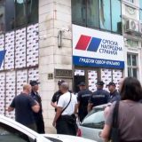 Članovi SNS-a topovskim udarima, šmrkovima i jajima na građane i policiju ispred prostorija stranke u Kraljevu 13