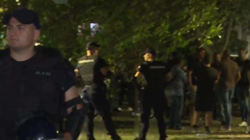 Protest u Kuli ispred prostorija SNS-a 1