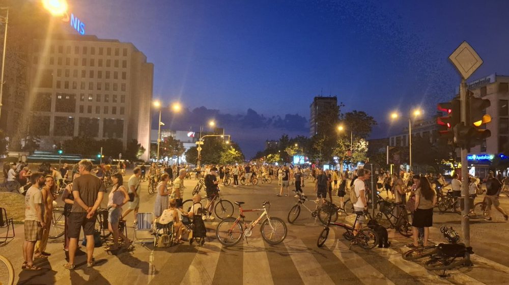 UŽIVO Sedmi dan blokada u Srbiji: Protesti u Beogradu, Novom Sadu, Nišu, Čačku... - U Užicu policija interveniše protiv mirnih građana (FOTO, VIDEO) 8