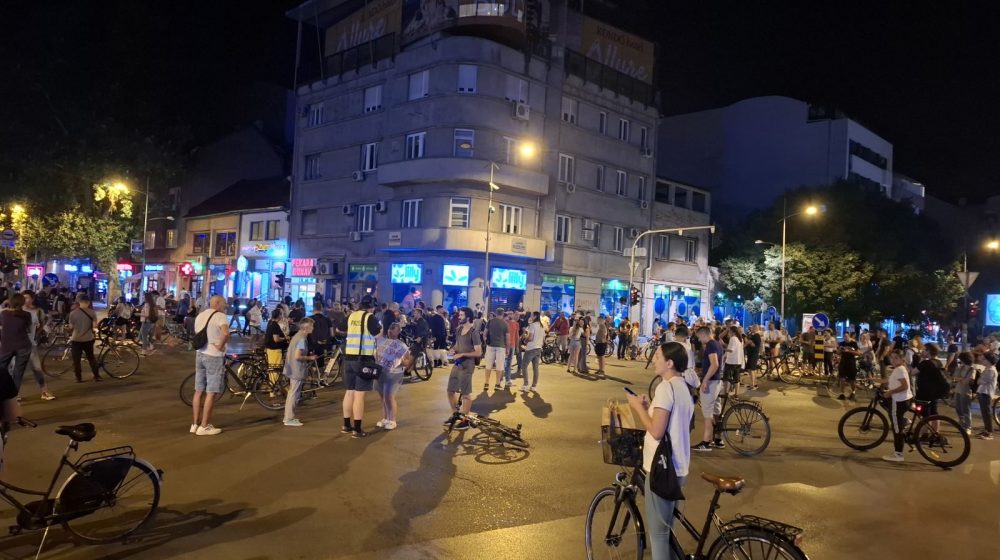 Protestna šetnja u Novom Sadu: Građani "posetili" gradonačelnika, muškarac napao bicikliste tokom blokade 1