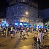 Protestna šetnja u Novom Sadu: Građani "posetili" gradonačelnika, muškarac napao bicikliste tokom blokade 14