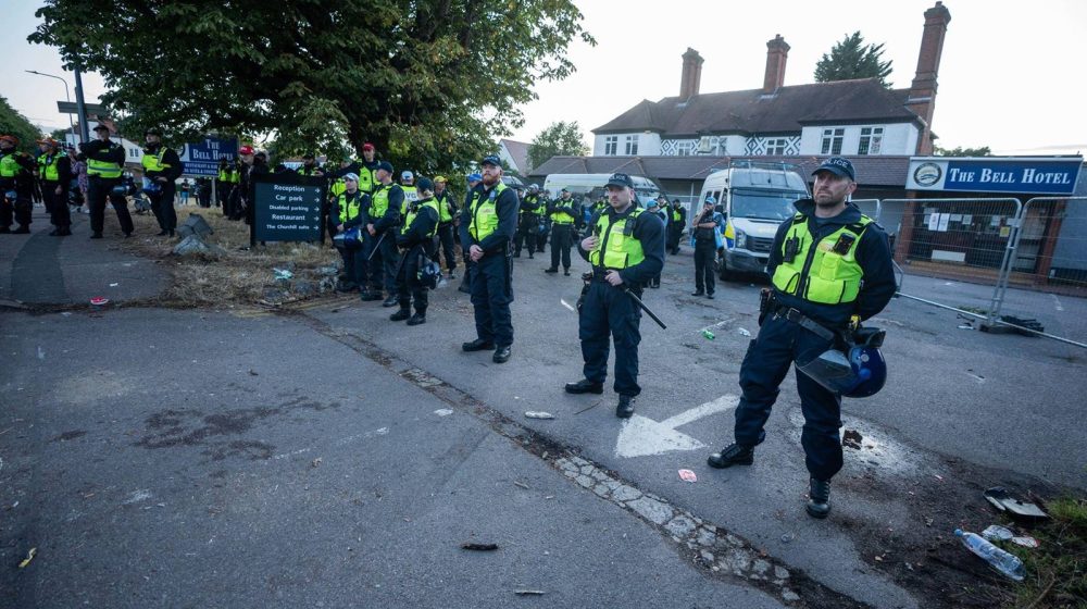 Demonstranti napali jajima i kamenicama policiju koja čuva hotel za smeštaj migranata kod Londona 1