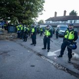 Demonstranti napali jajima i kamenicama policiju koja čuva hotel za smeštaj migranata kod Londona 5