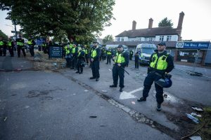 Više od 100 demonstranata napalo je britanske policajce kamenicama i jajima dok su pokušavali da zaštite jedan hotel nadomak Londona koji služi za zbrinjavanje azilanata, saopštili su danas tamošnji tužioci.