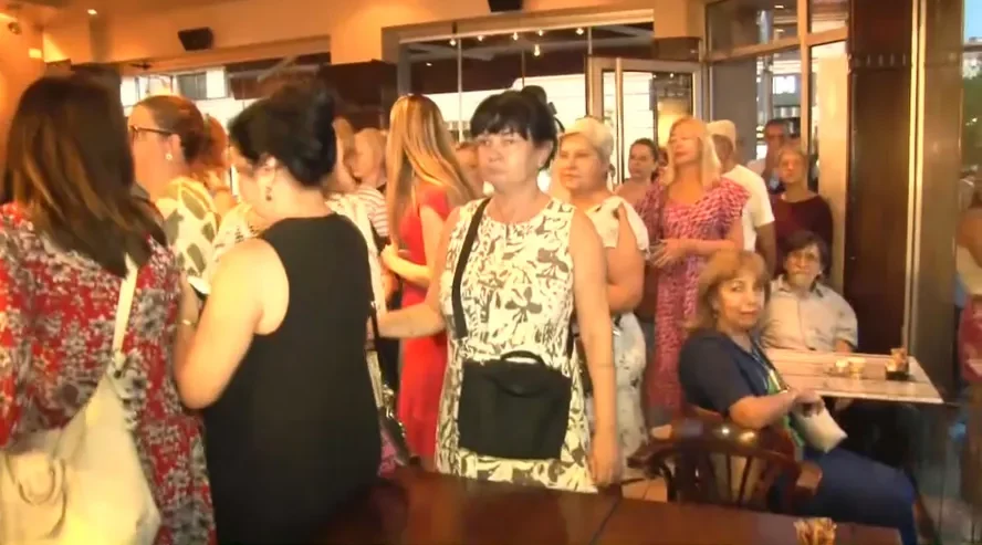 Red za kafu na skupu podrške vlasniku razlupanog lokala u Valjevu: Skandira se "niko nije sam", "pumpaj" 1