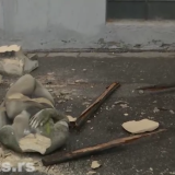 Statua pala na trotoar u Ulici kneza Miloša, pored ekipe RTS-a 1