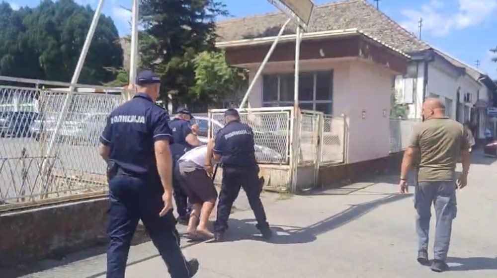 (VIDEO) Muškarac potegao nož na građane koji su protestovali ispred suda u Rumi, policija ga privela 1
