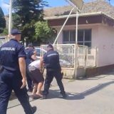(VIDEO) Muškarac potegao nož na građane koji su protestovali ispred suda u Rumi, policija ga privela 8