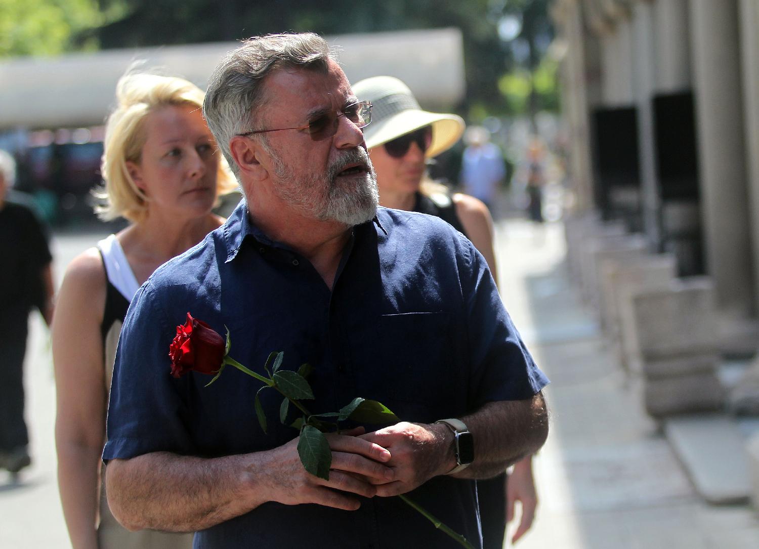 Na Novom groblju porodica, prijatelji i kolege oprostili se od Zorana Sekulića (FOTO) 4 Na Novom groblju porodica, prijatelji i kolege oprostili se od Zorana Sekulića (FOTO) 4