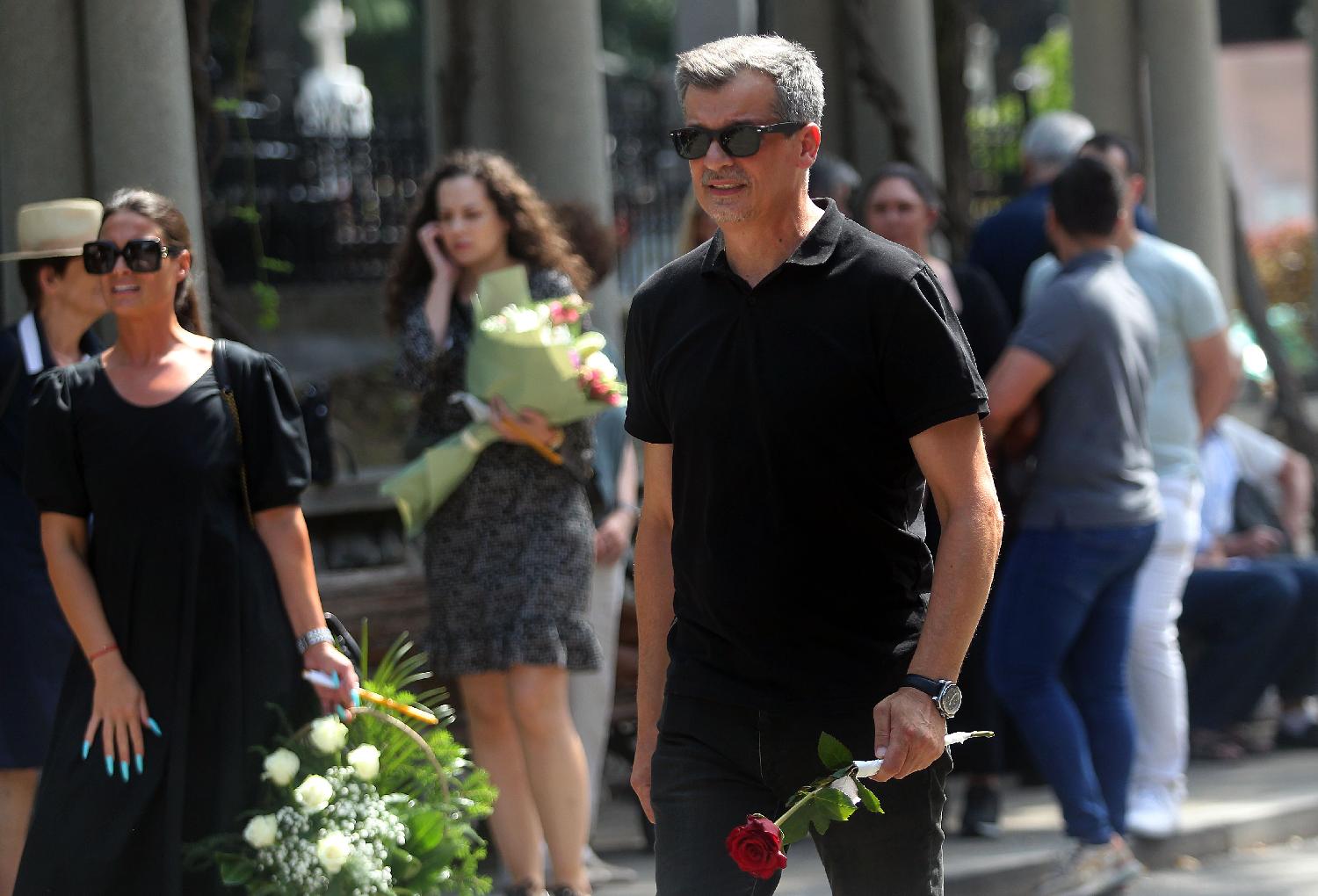 Na Novom groblju porodica, prijatelji i kolege oprostili se od Zorana Sekulića (FOTO) 3 Na Novom groblju porodica, prijatelji i kolege oprostili se od Zorana Sekulića (FOTO) 3