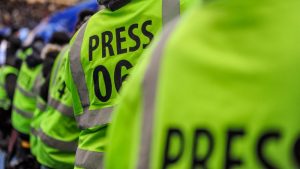 Asocijacija nezavisnih elektronskih medija (ANEM) osudila je danas uvrede koje je član Gradskog odbora Socijalističke partije Srbije (SPS) u Vranju, Darko Stanojević, koji je i rukovodilac jedne od službi zdravstvenog centra u tom gradu, uputio glavnom i odgovornom uredniku portala InfoVranjske Mihajlu Stojkoviću i njegovoj porodici na društvenim mrežama.