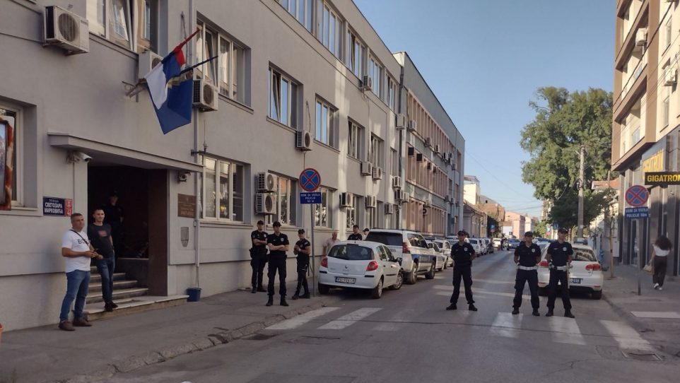 Skup podrške privedenom kragujevačkom maturantu Lazaru Klačaru ispred policijske stanice 2 Skup podrške privedenom kragujevačkom maturantu Lazaru Klačaru ispred policijske stanice 2