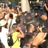 Četvoro privedenih sprovedeno u Viši sud: Građani se sukobili sa policijom u Valjevu (VIDEO) 7