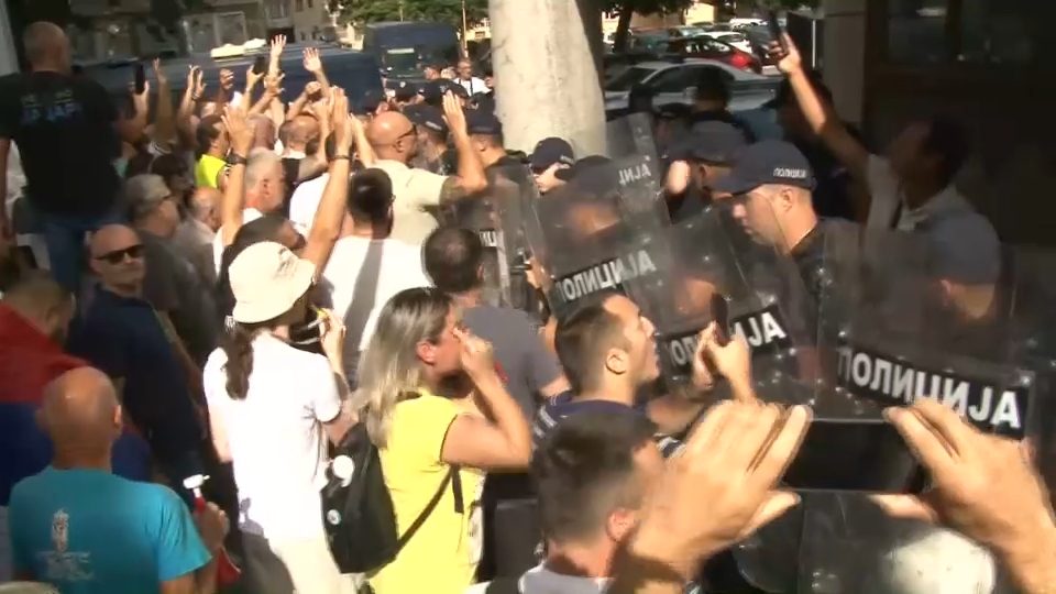 Četvoro privedenih sprovedeno u Viši sud: Građani se sukobili sa policijom u Valjevu (VIDEO) 1