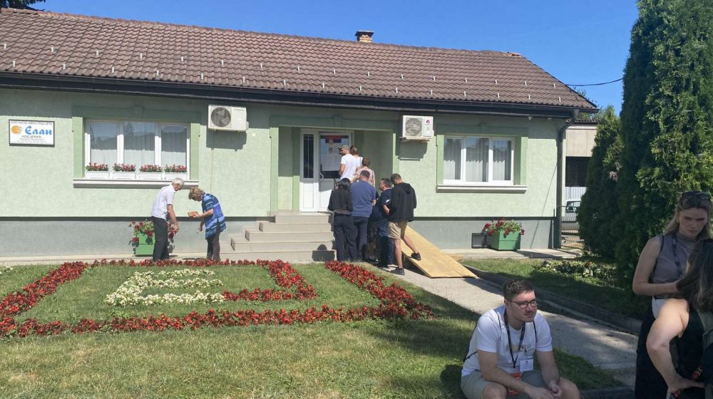 Ponavljanje izbora na biračkom mestu "Elan" u Kosjeriću: Red za glasanje, meštani brane izbornu volju 1