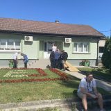 Ponavljanje izbora na biračkom mestu "Elan" u Kosjeriću: Red za glasanje, meštani brane izbornu volju 1