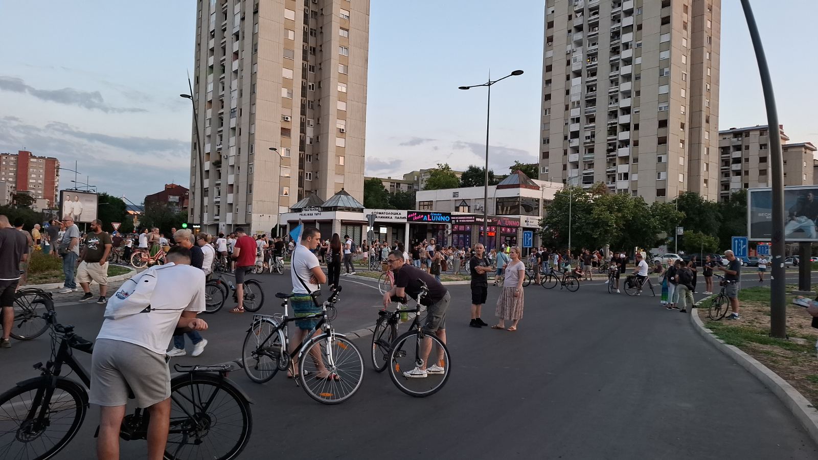 "U kom pritvoru je Vesić?": Novosađani se okupili kod zgrade Marije Vasić 2 "U kom pritvoru je Vesić?": Novosađani se okupili kod zgrade Marije Vasić 1