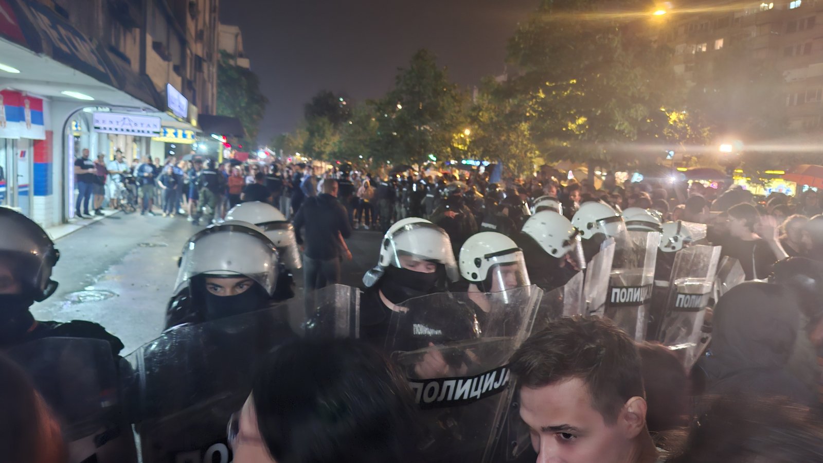 Protesti podrške novopazarskim studentima širom Srbije: Policija koristila biber sprej protiv demonstranata u Novom Sadu, sukobi Žandarmerije i građana u Kraljevu (FOTO, VIDEO) 5