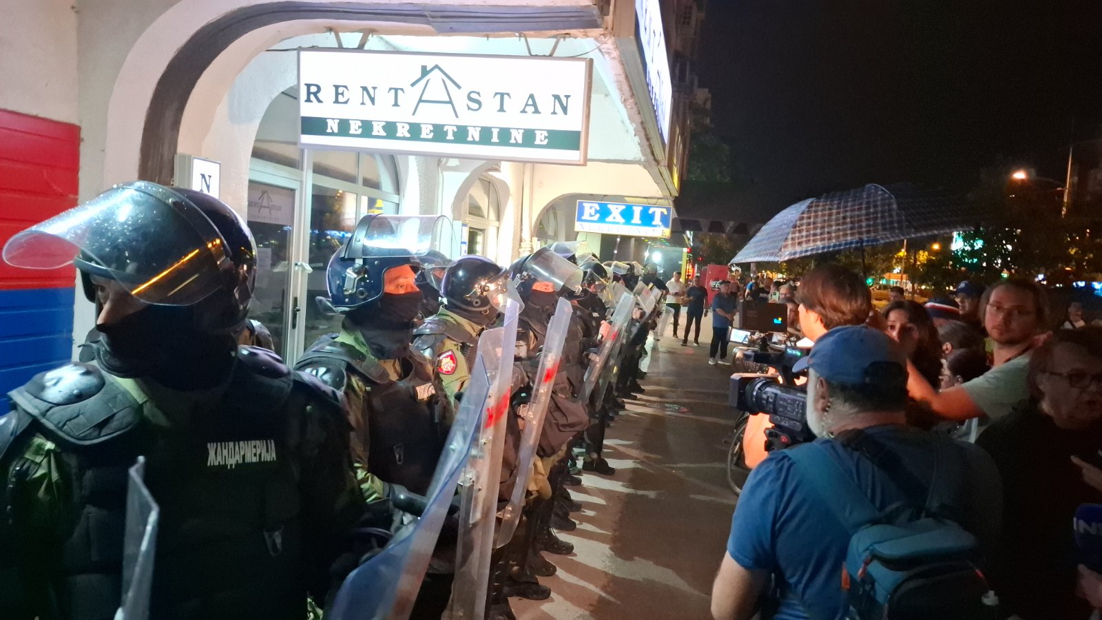 Protesti podrške novopazarskim studentima širom Srbije: Policija koristila biber sprej protiv demonstranata u Novom Sadu, sukobi Žandarmerije i građana u Kraljevu (FOTO, VIDEO) 6