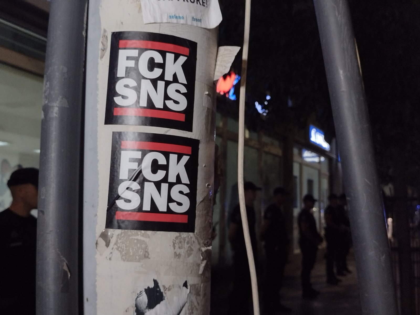 Protesti podrške novopazarskim studentima širom Srbije: Policija koristila biber sprej protiv demonstranata u Novom Sadu, sukobi Žandarmerije i građana u Kraljevu (FOTO, VIDEO) 4