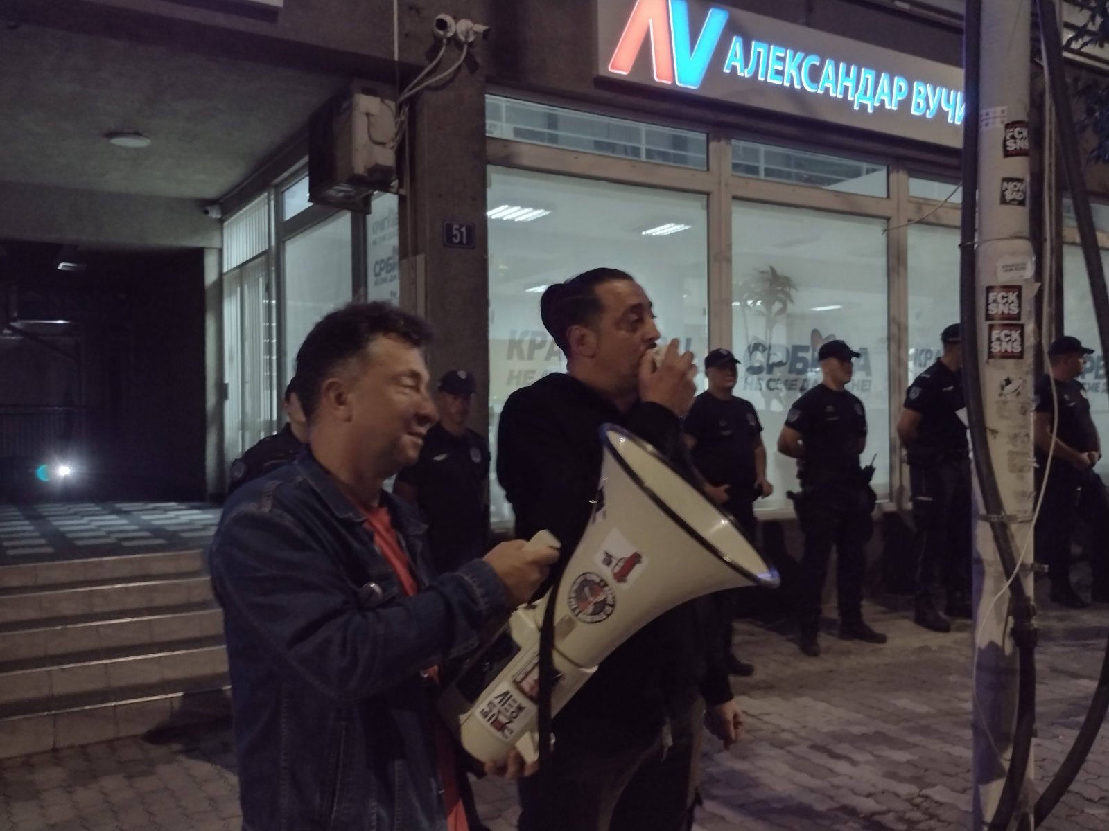 Protesti podrške novopazarskim studentima širom Srbije: Policija koristila biber sprej protiv demonstranata u Novom Sadu, sukobi Žandarmerije i građana u Kraljevu (FOTO, VIDEO) 2