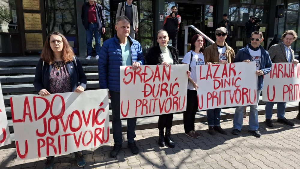 Politički progon: Novosadski aktivisti čame u kućnom pritvoru mesecima, ugrožena im egzistencija 2 Politički progon: Novosadski aktivisti čame u kućnom pritvoru mesecima, ugrožena im egzistencija 2