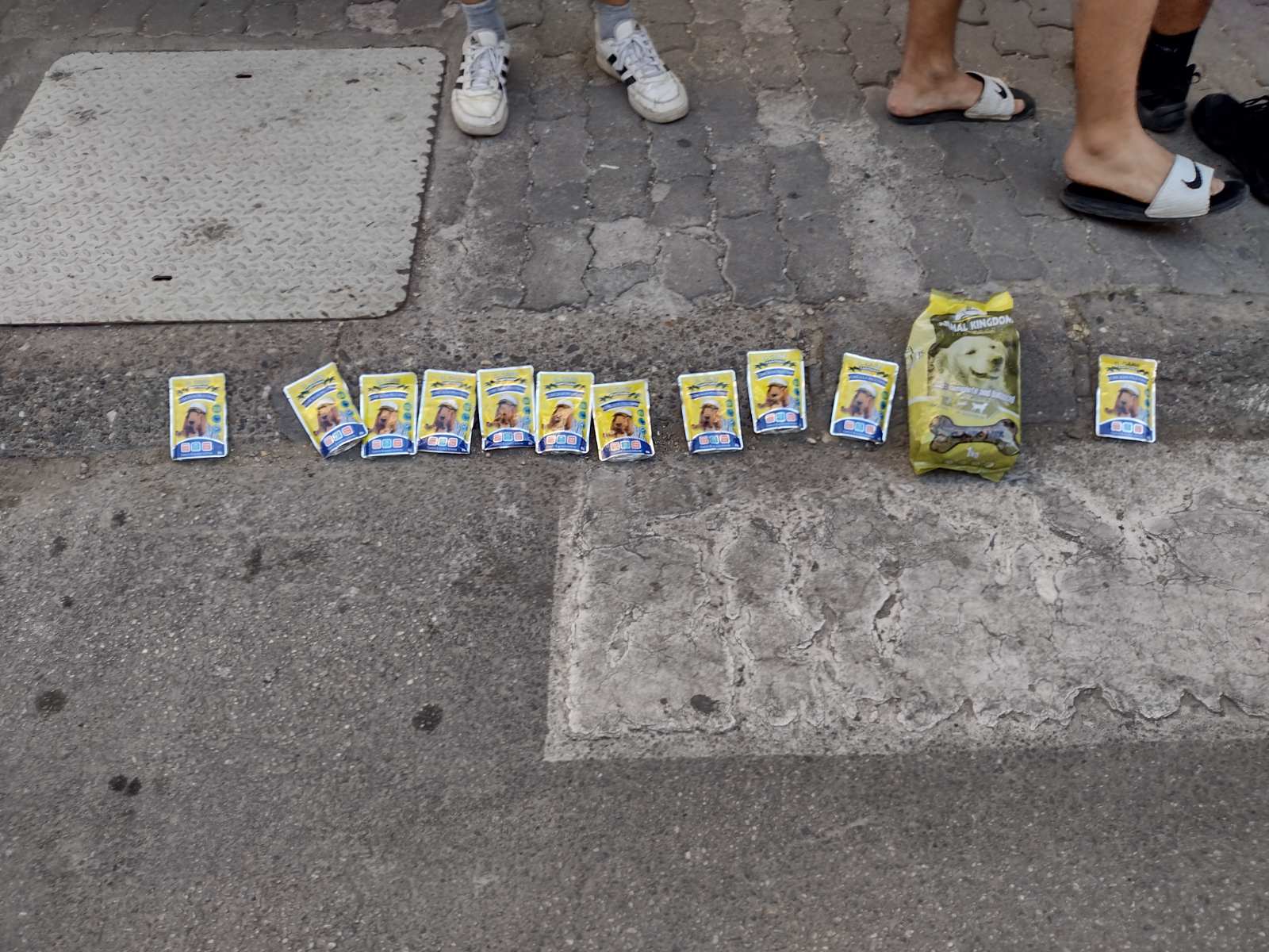 Skup podrške privedenom kragujevačkom maturantu Lazaru Klačaru ispred policijske stanice 3 Skup podrške privedenom kragujevačkom maturantu Lazaru Klačaru ispred policijske stanice 3