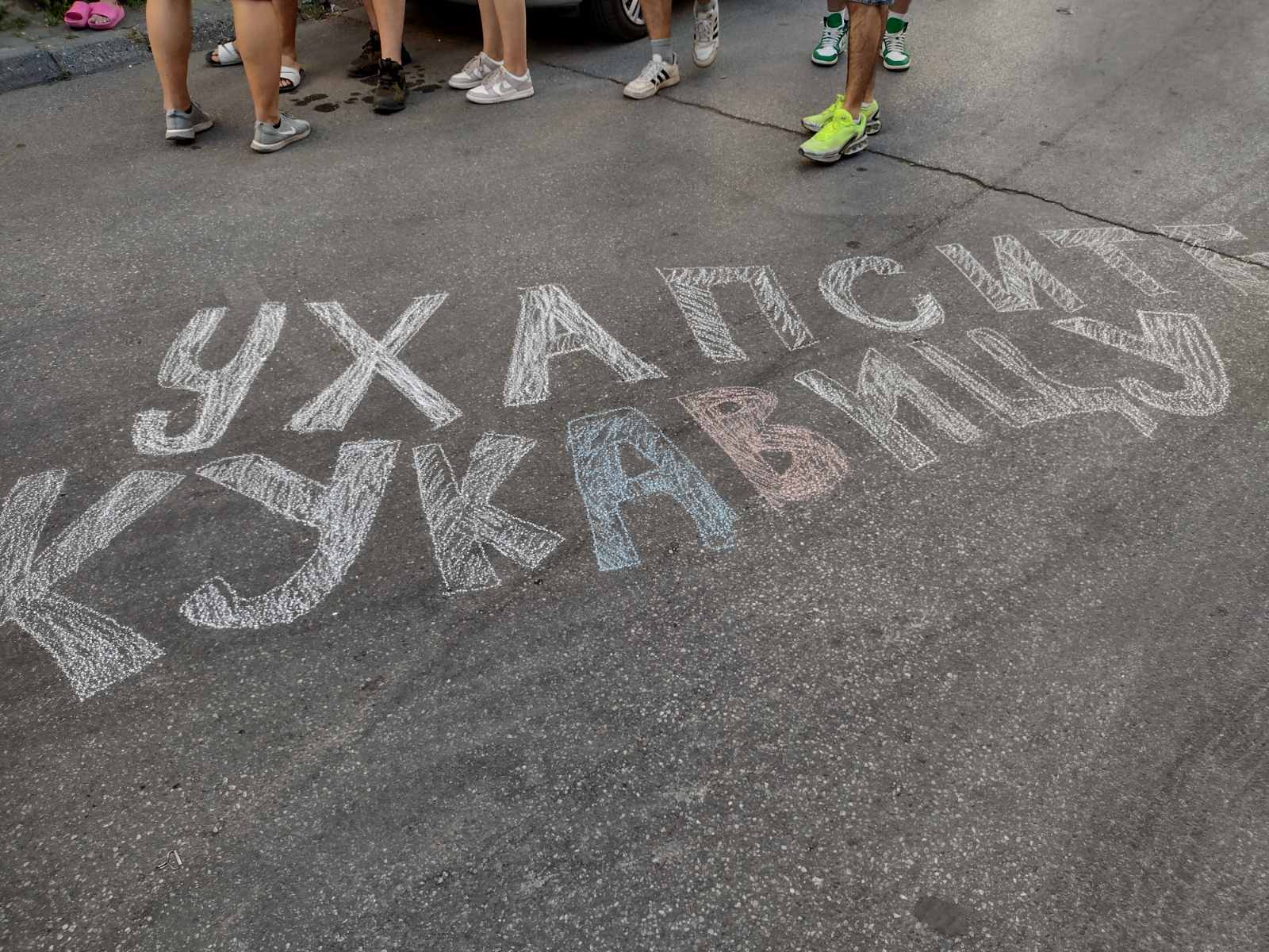 Skup podrške privedenom kragujevačkom maturantu Lazaru Klačaru ispred policijske stanice 4 Skup podrške privedenom kragujevačkom maturantu Lazaru Klačaru ispred policijske stanice 4