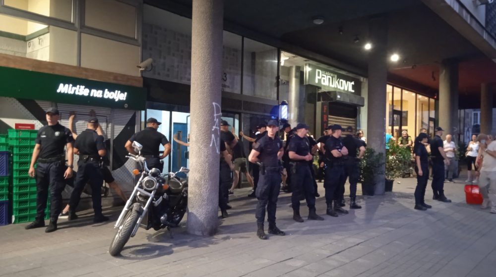 Blokade u brojnim gradovima Srbije: Sukobi građana i policije u Beogradu i Nišu, intervencija je bilo i u Novom Sadu, među privedenima i maloletnici (VIDEO, FOTO) 1