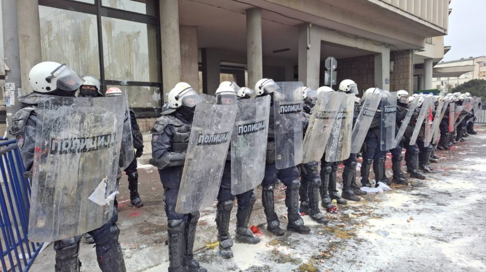 Studenti i građani protestuju ispred Skupštine grada u Novom Sadu: Ponovo im odbijen zahtev da prisustvuju sednici 1