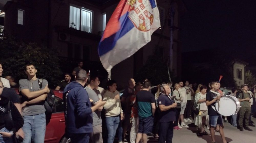 Kragujevački SNS oštro osudio „pumpanje” ispred gradonačelnikove kuće nazvavši taj čin „terorom” 1