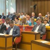 Svečana sednica novosadske skupštine održana uz jake policijske snage: Dekanu Patriku Dridu dodeljena Oktobarska nagrada 3