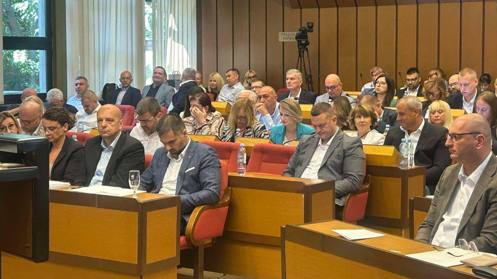 Skupština grada Novog Sada: Usvojena inicijativa za podizanje spomenika stradalima u padu nadstrešnice (FOTO) 4 Skupština grada Novog Sada: Usvojena inicijativa za podizanje spomenika stradalima u padu nadstrešnice (FOTO) 4