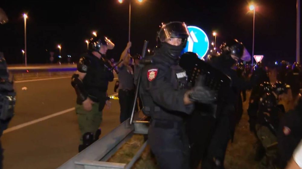 Žandarmerija razbila blokadu auto-puta Miloš Veliki, gurnuti novinar i snimatelj N1, više građana privedeno (VIDEO) 1