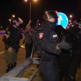 Žandarmerija razbila blokadu auto-puta Miloš Veliki, gurnuti novinar i snimatelj N1, više građana privedeno (VIDEO) 5