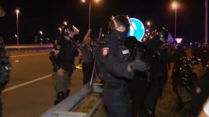 Građani Lazarevca, koji su posle skupa u tom gradu u znak protesta jer je radnik Kolubare Goran Perišić dobio otkaz, krenuli ka Beogradu, blokirali su auto-put Miloš Veliki negde oko 22 časa. Desetak minuta nakon toga stigli su pripadnici Žandarmerije i razbili blokadu.
