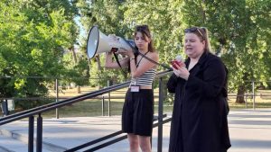 "Nakon što je predsednik Srbije Aleksandar Vučić pomilovao četiri nasilnika koji su brutalno pretukli studentkinju u Novom Sadu, Srbija se nalazi u potpuno novoj i vanrednoj situaciji", saopštili su Zborovi Novi Sad.