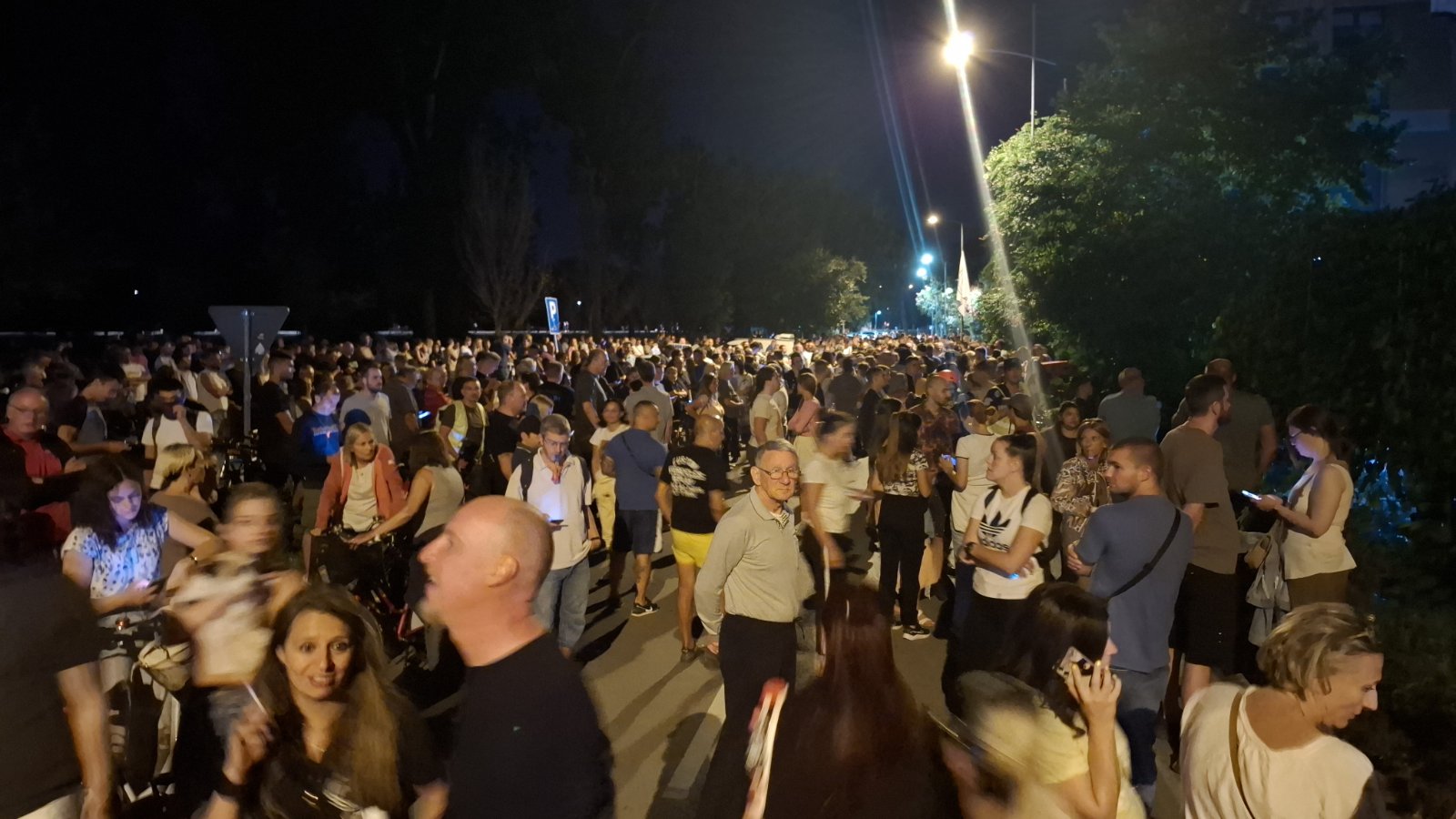 Protest ispred Filozofskog u Novom Sadu: Jake policijske snage i dalje pred fakultetom, dekan uslovio izlazak garancijom bezbednosti (FOTO, VIDEO) 4